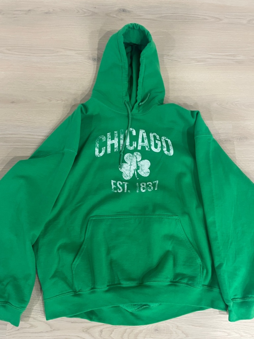 Gildan Green 'Chicago' Sweatshirt with Shamrock Graphic